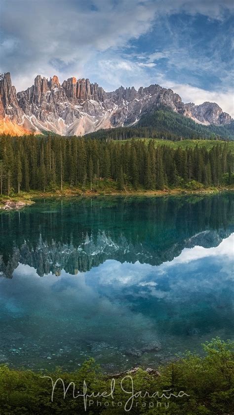 Alpejskie jezioro Carezza w Dolomitach w Południowym Tyrolu Tapeta na