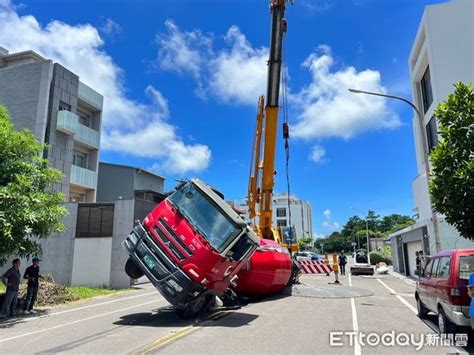 快訊／台南安平驚現天坑！大車陷入「傾斜45度卡死」 恐怖畫面曝 Ettoday社會新聞 Ettoday新聞雲