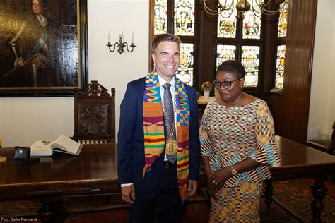 Ghanaische Botschafterin trägt sich ins Goldene Buch der Stadt ein