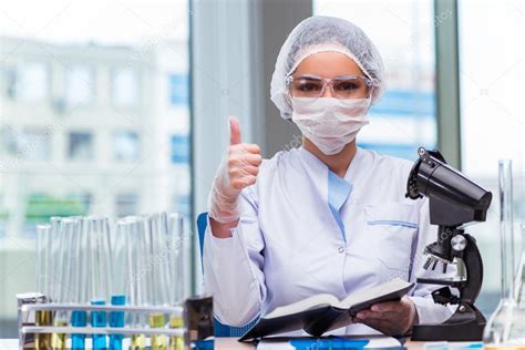 Estudiante Joven Trabajando Con Soluciones Químicas En Laboratorio 2024