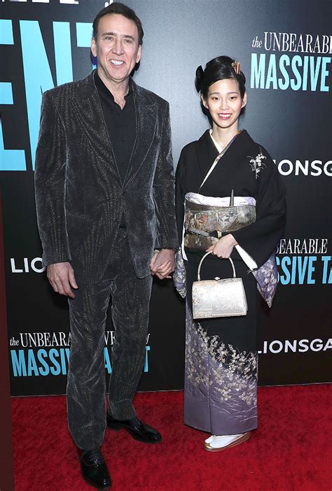 Nicolas Cage Y Riko Shibata Se Toman De La Mano Y Ella Muestra Baby