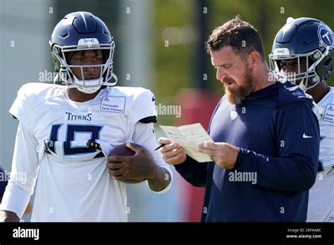 Tennessee Titans wide receiver DeAndre Hopkins, left, talks with ...