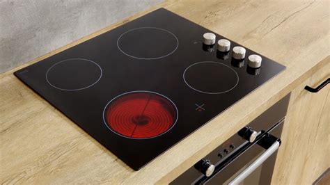 9 Mistakes Everyone Makes When Cooking On An Electric Stove Top