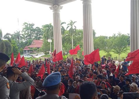 Ratusan Petani Unjuk Rasa Di Kantor Gubernur Dan DPRD Jambi Bawa 4