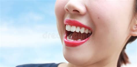 Bouche De Sourire De Jeune Fille Avec Les Dents Grandes Photo Stock