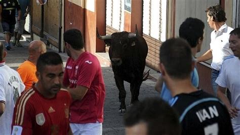 Muere Un Hombre Corneado Por Un Novillo En Un Encierro En Segovia El