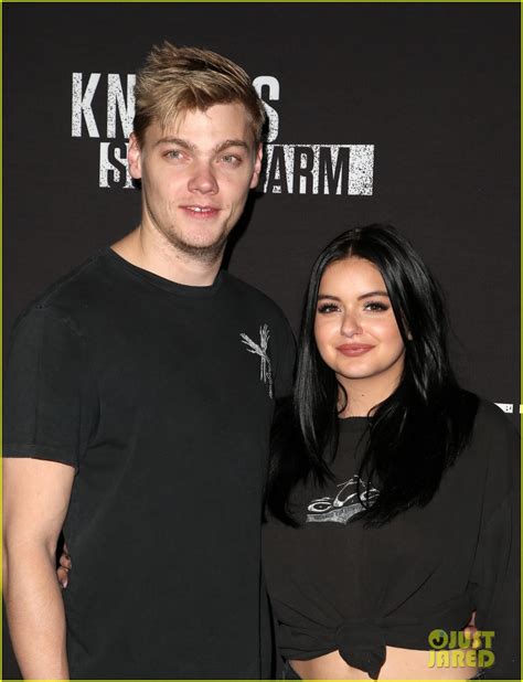 Ariel Winter Levi Meaden Share A Kiss At Knott S Scary Farm Photo