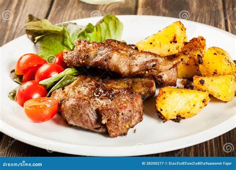 Gegrillte Steaks Ofenkartoffeln Und Gemüse Lizenzfreie Stockfotografie