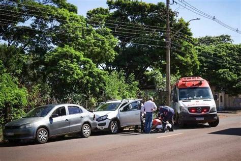 Carro é atingido na traseira e arrastado por 50 metros por motorista