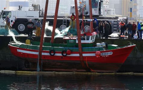 La actualidad de Coruña en imágenes Una grúa ayudó a reflotar el