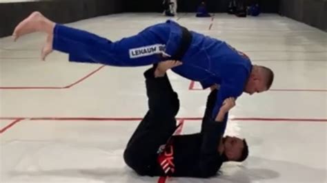 Aprenda Essa Raspagem De Jiu Jitsu Para Surpreender Seus Adirerssarios