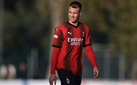 Francesco Camarda Chi Il Giocatore Del Milan Diventato Il Pi