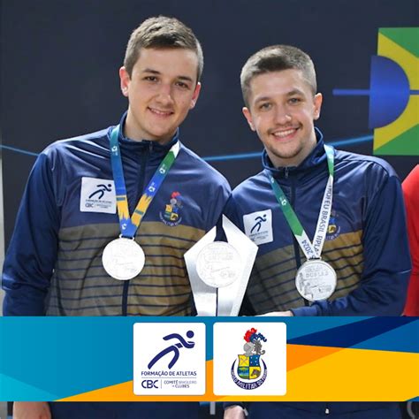 A Prata Nossa Dupla Da Espada Masculina Por Equipes Fica Em Segundo