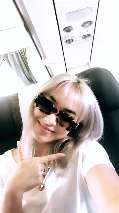 Hot girl đúng là hot girl có mỗi cái cửa sổ máy bay mà cũng tạo dáng chụp được ảnh đẹp hết nấc