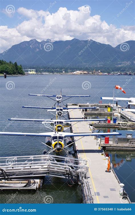 Seaplanes in Harbour Vancouver , Canada Stock Photo - Image of canada, docked: 37565348