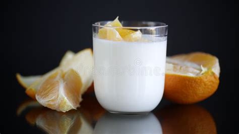 Yogur Dulce Casero En Vaso Con Naranjas Almacen De Video Vídeo de