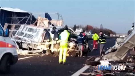 Scontro Fra Camion Sulla A Tra Villesse Palmanova Un Ferito Grave