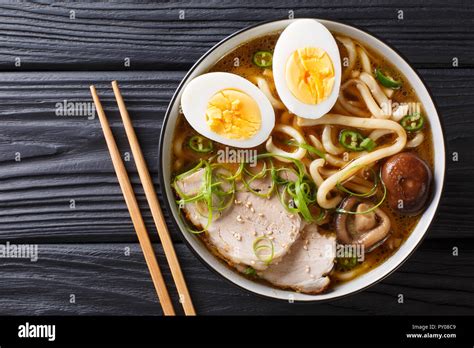 Asiatische Suppe Mit Udon Nudeln Schweinefleisch Gekochte Eier Pilze