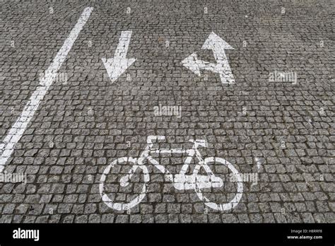 Cycle lane sign hi-res stock photography and images - Alamy