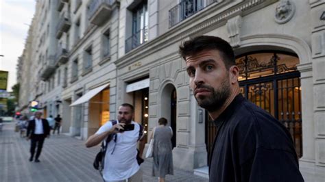 Gerard Piqué y Clara Chía se dejan ver de la mano tras su escapada