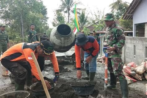 Relawan Kaos Orange Bantu TMMD Balecatur Suara Merdeka