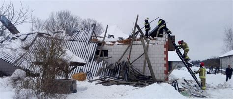 Zawalony dach obory FOTO Pięć akcji strażaków