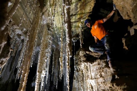 Exploradores Israelenses Apresentam A Maior Caverna De Sal Do Mundo