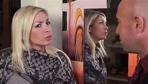 Diese freche MILF liebt es von zwei Schwänzen gefickt zu werden in Szene aus dem Film l