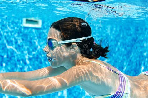 El Nio Nada Bajo El Agua En La Piscina Zambullidas Activas Felices De La Muchacha Del