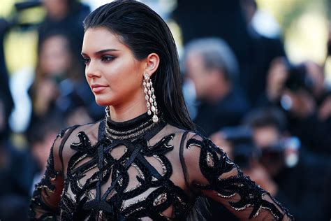 Los Vestidos MUY Transparentes Son Tendencia Y Kendall Jenner Se Anima