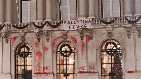 Genocida Fachada da Câmara de Lisboa pintada a vermelho por