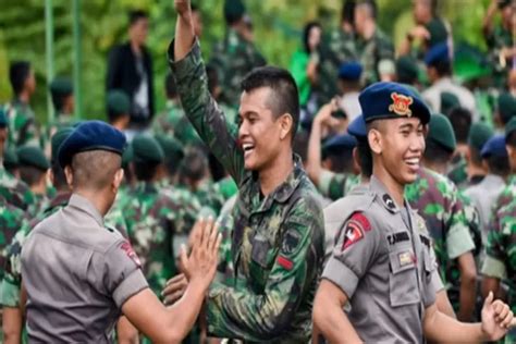 Sujud Syukur Di Luar Besaran Gaji PNS TNI Polri Bakal Terima Uang