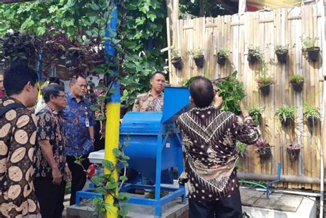 Dua Desa Di Karanganyar Jadi Percontohan Pengolahan Sampah Republika