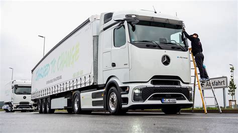 Mercedes Unveils Long Haul Electric Truck To Take On Tesla Tech News