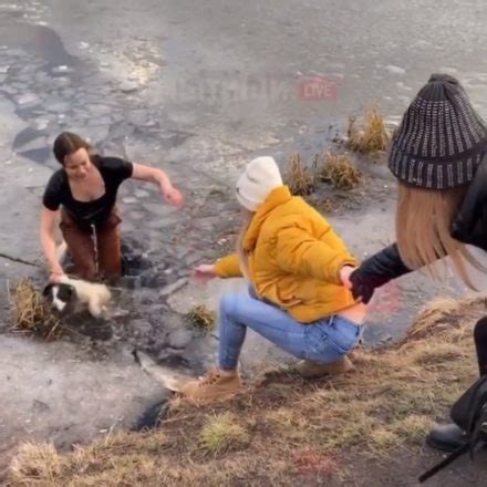 Une Femme Gentille Et Attentionn E S Est Pr Cipit E Dans L Eau Glac E