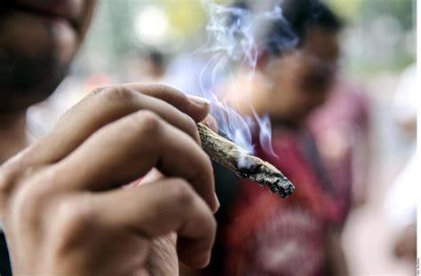 Usuarios De Mariguana Ven Cerca Legalización Tras Reclasificación Como