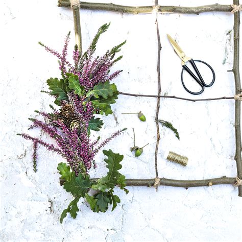 Diy Fenster Aus Zweigen Basteln Und Mit Herbstlichen Blumen Dekorieren