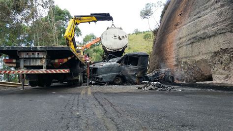 Carreta que pegou fogo na MG 353 é retirada mas trecho continua