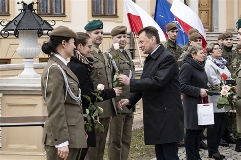 Kobiety w mundurach świętują