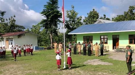 Babinsa Kodim 1605 Belu Pimpin Upacara Bendera Di Sekolah Perbatasan RI