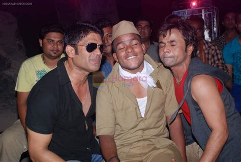 Sunil Shetty Rajpal Yadav On Location Of Film Mere Dost Picture Abhi