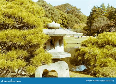 Linterna De Piedra Japonesa Antigua Relajante En El Jardín Nacional De