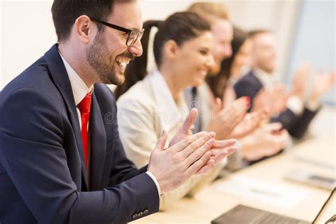 Grupo De Executivos Que Aplaudem Suas Mãos Na Reunião Imagem De Stock