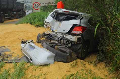 Grave Acidente Pr Ximo Ao Viaduto Santa Terezinha Bloqueia Br Em