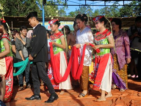 Perkawinan Adat Dayak Maanyan Bagunung Perak Travel Blog