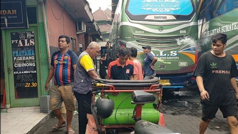 Bus Als Harus Ganti Ban Dulu Semua Sibuk Siapkan Armada Supaya