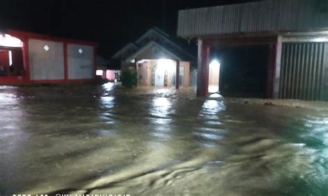 Banjir Besar Landa Tapian Kandih Rumah Warga Terendam Akses Jalan