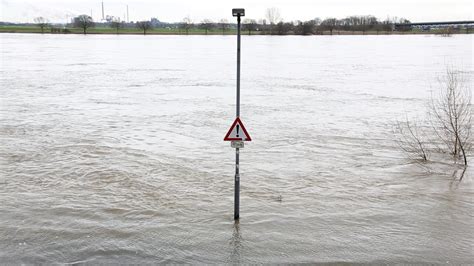 NonstopNews Lage Am Rhein Entspannt Sich Pegel Erreicht Mit 9