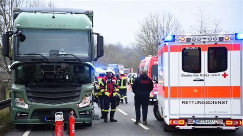 Schwerer Unfall Auf B Vw Kracht Frontal In Lkw Fahrerin Eingeklemmt