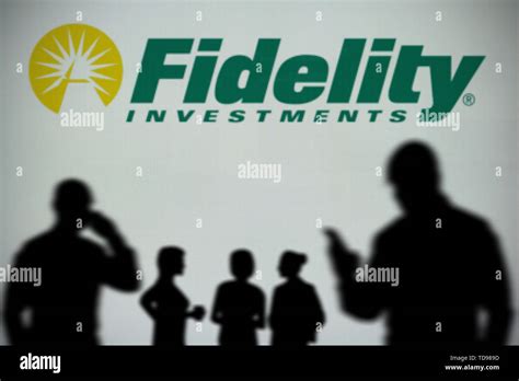 El Logotipo De Fidelity Investments Es Visto En Una Pantalla LED En El